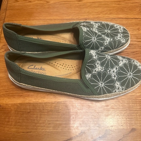 Clarks Women's Pine Green and White Floral Loafers size 8 - Picture 8 of 8